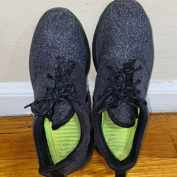 NIKE ROSHE Gray Print Sneakers - Picture 11 of 16